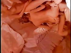 Мистическая богиня делает красавице сладкий кунилингус в бассейне