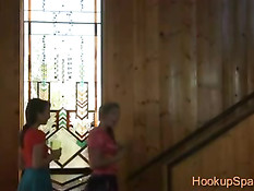 Две страстные молодые лесбиянки целуются и занимаются любовью