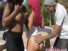 Счастливый парень оттрахал двух темнокожих подружек у бассейна