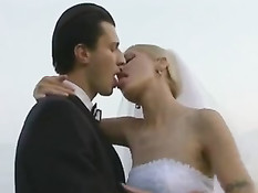 После распития шампанского невеста перетрахалась с гостями свадьбы