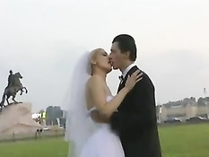 После распития шампанского невеста перетрахалась с гостями свадьбы