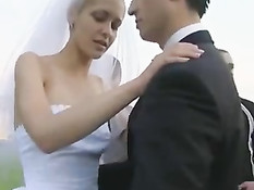 После распития шампанского невеста перетрахалась с гостями свадьбы