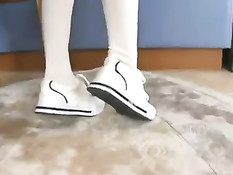 Застав малышку с косой на кухне парень оттрахал её в киску и попу