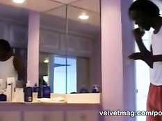 Молодая белая девчонка сделала неграм минет и была отодрана в очко