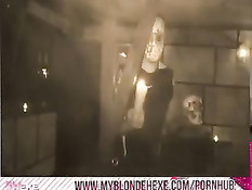 Блондинка в светлом белье сосёт член и даёт оттрахать себя в попу