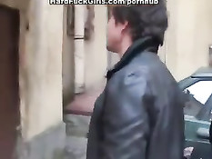 Студент привёл домой деваху и оттрахал её в очко с двумя друзьями