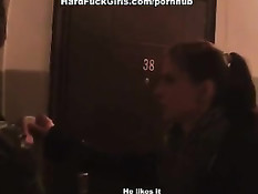 Студент привёл домой деваху и оттрахал её в очко с двумя друзьями