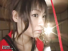Нецензурный японский эротический фетиш с девкой в красном халате