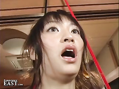 Нецензурный японский эротический фетиш с девкой в красном халате