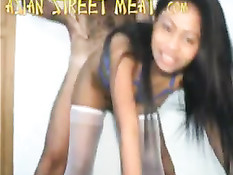 Симпатичная тайская шлюха с маленькой грудью трахается в номере