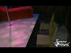 Стриптизёрши танцевали у шеста, а потом вместе бросились сосать член