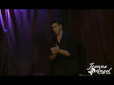 Стриптизёрши танцевали у шеста, а потом вместе бросились сосать член