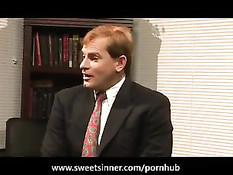 Босс трахает симпатичную сотрудницу на диване в рабочем кабинете