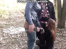 Пацаны привезли в лес рыжую шалаву и развели её на двойной минет