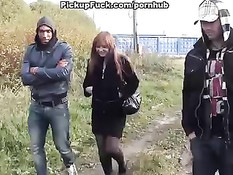 Пацаны привезли в лес рыжую шалаву и развели её на двойной минет
