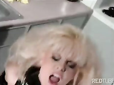 Развратные любительницы латексного нижнего белья ебутся с парнем