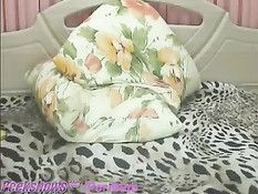 Грудастая девушка закрыв глаза ебёт себя бананом и бурно кончает