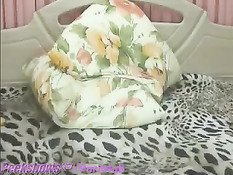 Грудастая девушка закрыв глаза ебёт себя бананом и бурно кончает