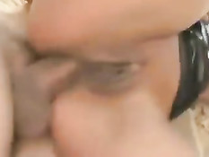 Латиноамериканская шлюха в латексном белье любит анальный секс