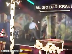 Непристойные сексуальные забавы на пати под ритмическую музыку