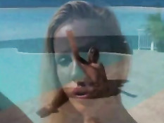 Красивая блондинка Сэнди летним днём ласкает себя возле бассейна