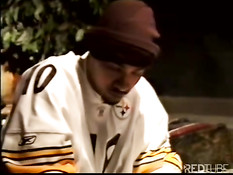 Чёрный голубой парень намазывает член кремом и дрочит до оргазма