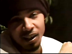 Чёрный голубой парень намазывает член кремом и дрочит до оргазма