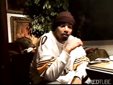 Чёрный голубой парень намазывает член кремом и дрочит до оргазма