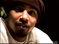 Чёрный голубой парень намазывает член кремом и дрочит до оргазма