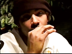 Чёрный голубой парень намазывает член кремом и дрочит до оргазма