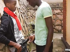 Чёрный парень сосал приятелю хуй на улице, а потом дома на диване