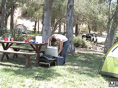 Голубые парни выехали с палаткой на пикник и там занимались сексом