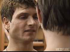 После прелюдии два голубых приятеля трахались у бильярдного стола