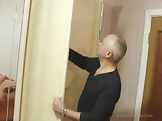 Старый похотливый самец любит заниматься сексом с молодой тёлкой