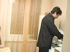 Развратная дочка стащила с пьяного папочки одежду и отсосала член