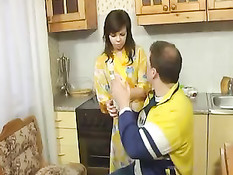 Дочурка при помощи секса отучает папочку от пристрастия к алкоголю