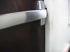 Симпатичная брюнетка готова отдаться первому встречному за деньги