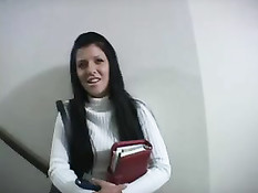 Симпатичная брюнетка готова отдаться первому встречному за деньги