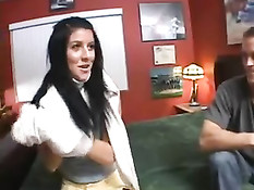 Симпатичная брюнетка готова отдаться первому встречному за деньги