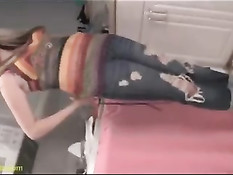 Девушка на кухне раздевается до гола и надевает на себя подгузник