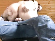 Секретарша смотрит на работе порно фото и отсасывает член коллеге