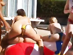 Тёлки плескались в открытом бассейне и занимались анальным сексом