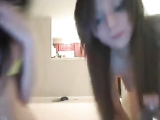 Две молоденькие лесбиянки включили видеокамеру и показали себя