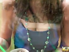 Брюнетка села сверху над лицом блондинки и подставила киску языку