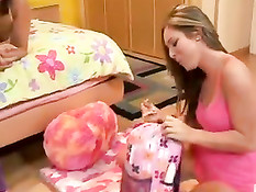 Для секс оргии девки приготовили секс игрушки и свои горячие языки