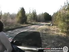 Молодая толстушка с большими сиськами мастурбирует в автомобиле