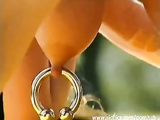 Грудастой красотке с пирсингом вставляют гигантский фаллоимитатор