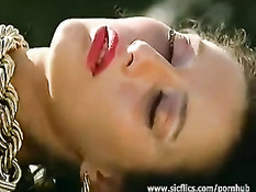 Грудастой красотке с пирсингом вставляют гигантский фаллоимитатор