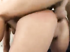 Сексуальная загорелая девушка занимается сексом с двумя парнями