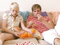 Парень сделал худой блондинке кунилингус, а она отсосала его член